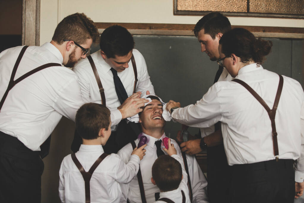 summer wedding tips for traditional photo opportunities for the groom and groomsmen